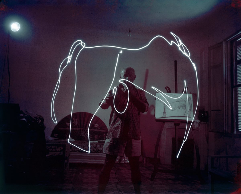 Illustration for article titled Beautiful vintage pictures of Picasso drawing with light